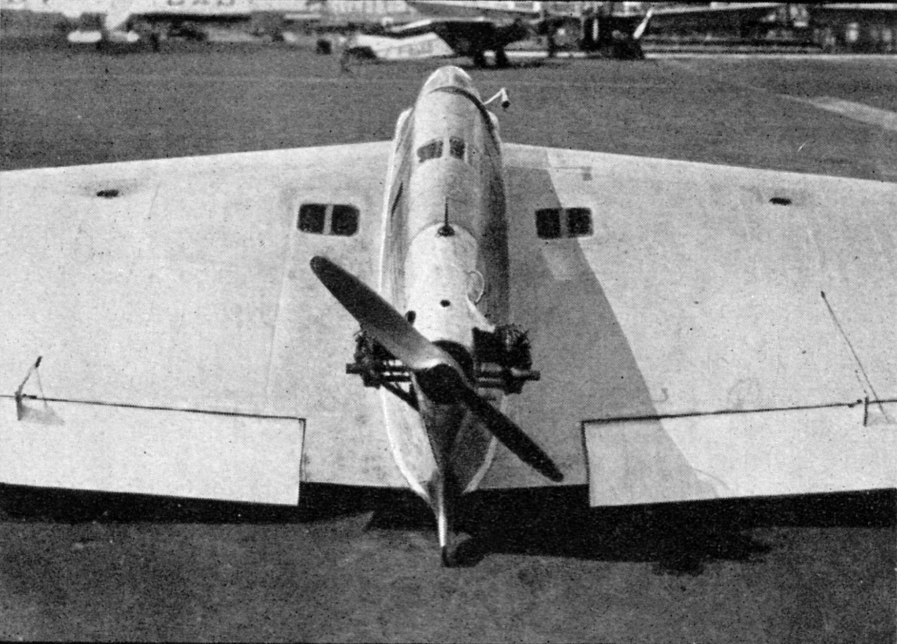 Heckansicht des „Fliegenden Flügel“ auf dem Flugplatz
